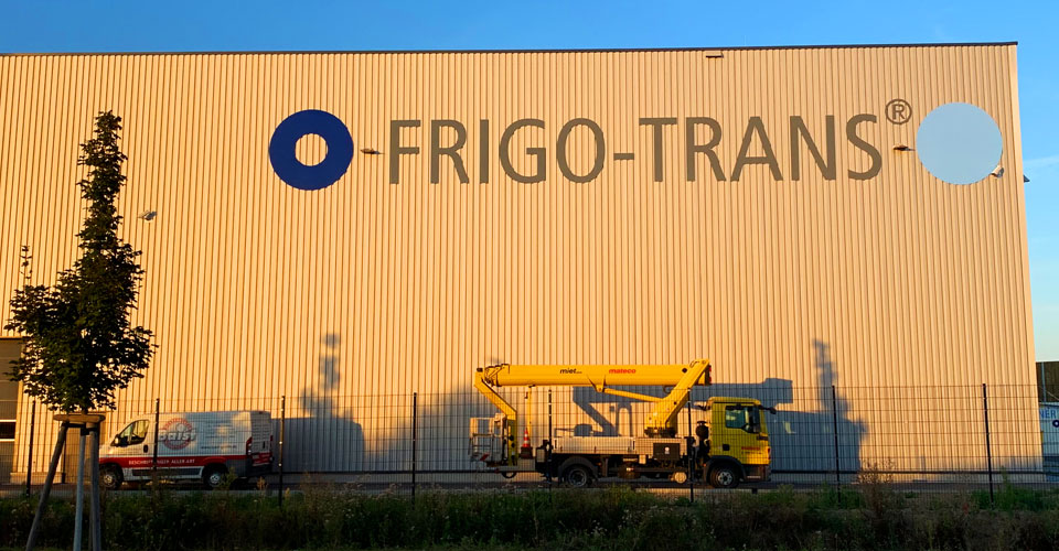 Profilbuchstaben und Montage für Frigo-Trans